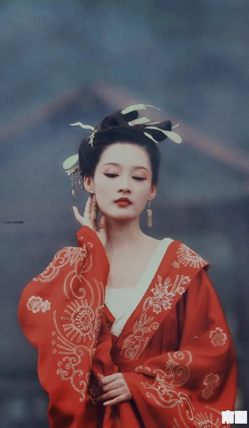 穿1毫米的裙子跳舞：极限挑战的背后，审美与体育的完美结合引发广泛讨论与关注